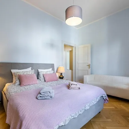 Big Bright Two-bedroom In Old Town 公寓
