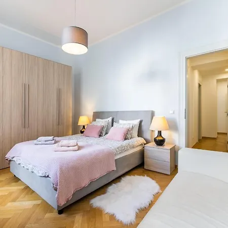 Apartment Big Bright Two-bedroom In Old Town *