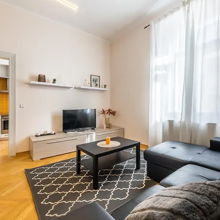 Big Bright Two-bedroom In Old Town Apartment *