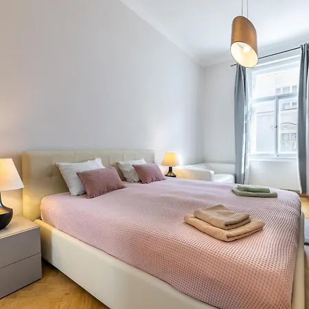 Big Bright Two-bedroom In Old Town
