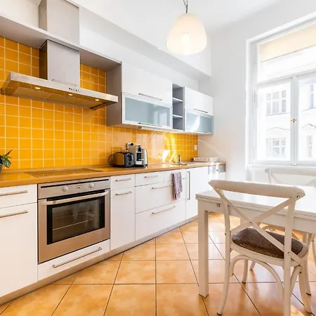 Big Bright Two-bedroom In Old Town * Prag