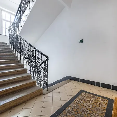 Big Bright Two-bedroom In Old Town