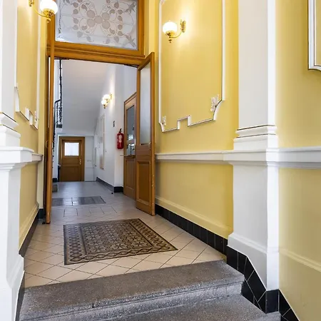 Big Bright Two-bedroom In Old Town Apartment *