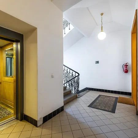 Big Bright Two-bedroom In Old Town Prague