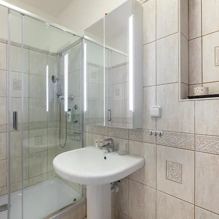 Big Bright Two-bedroom In Old Town *