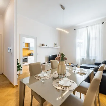 Big Bright Two-bedroom In Old Town Prague