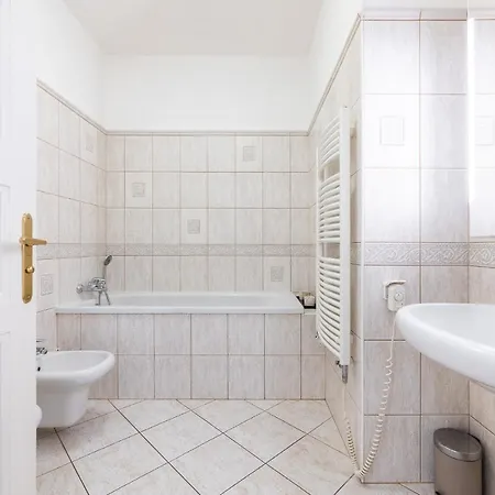 Big Bright Two-bedroom In Old Town