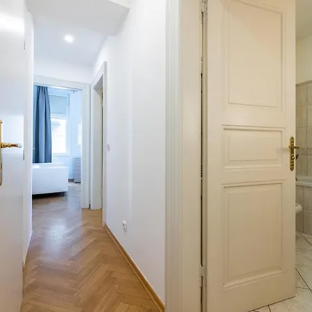 Big Bright Two-bedroom In Old Town *