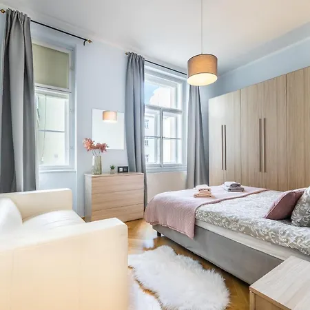 Apartment Big Bright Two-bedroom In Old Town Prague
