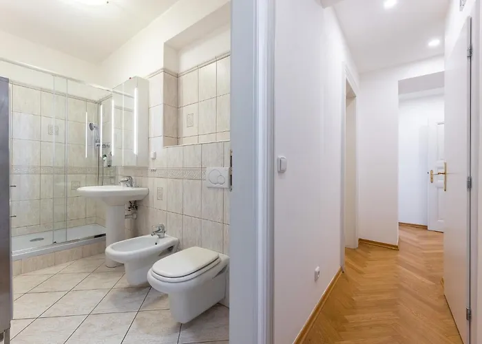 Big Bright Two-bedroom In Old Town Apartament Praga