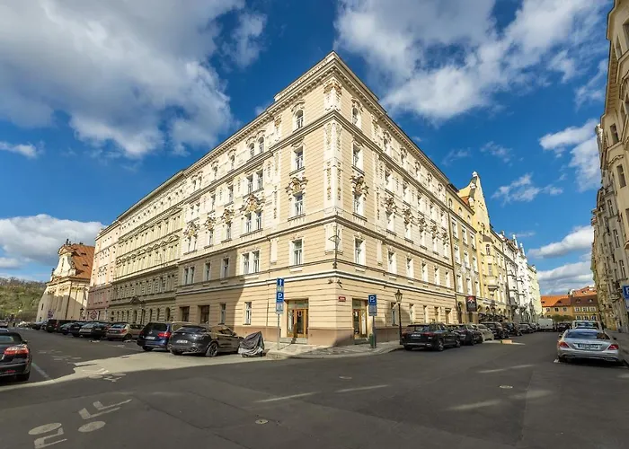 Big Bright Two-bedroom In Old Town *