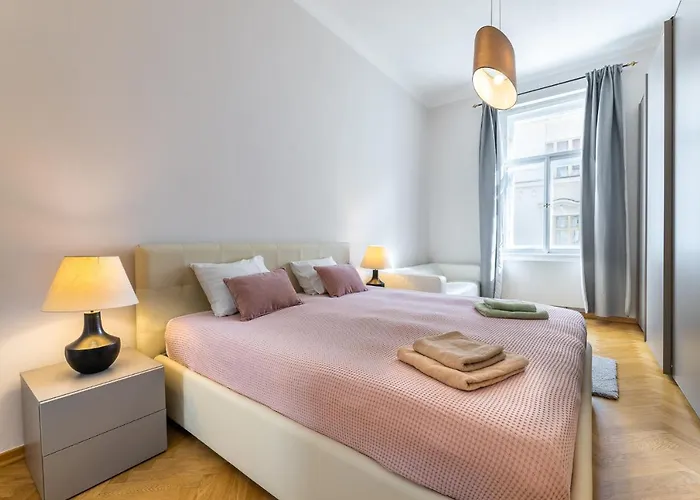 Big Bright Two-bedroom In Old Town