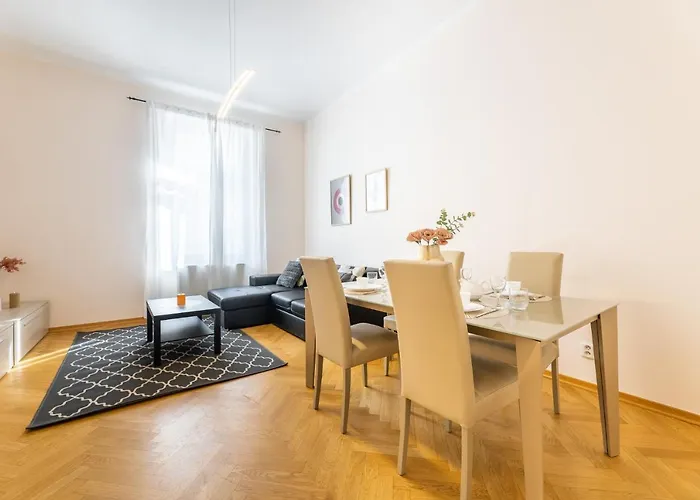 Big Bright Two-bedroom In Old Town Apartament