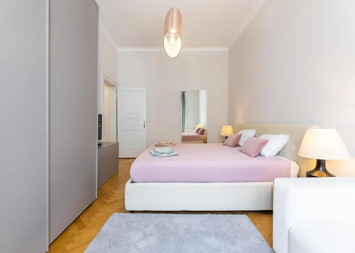 Big Bright Two-bedroom In Old Town * Praga