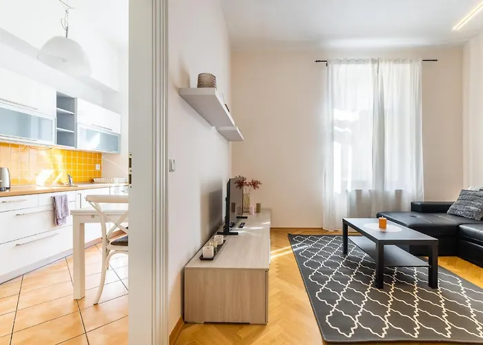 Big Bright Two-bedroom In Old Town Apartament