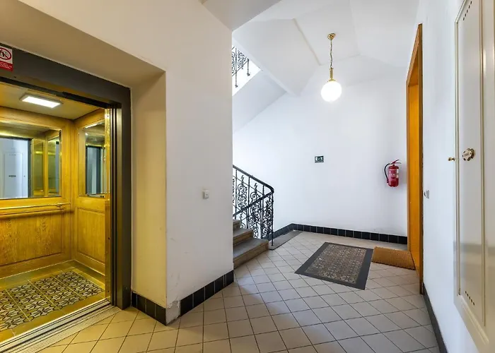Big Bright Two-bedroom In Old Town Praga