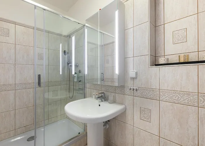 Big Bright Two-bedroom In Old Town *