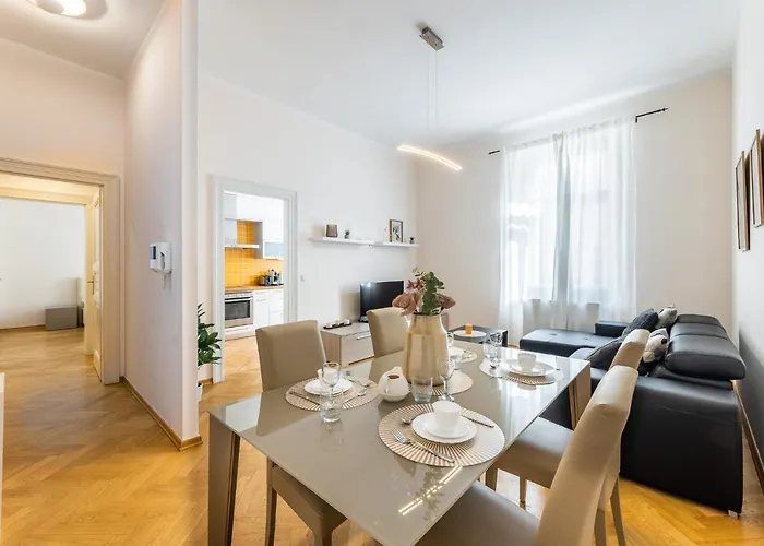 Big Bright Two-bedroom In Old Town Praga