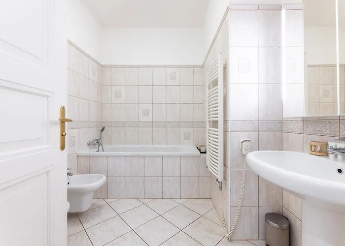 Big Bright Two-bedroom In Old Town