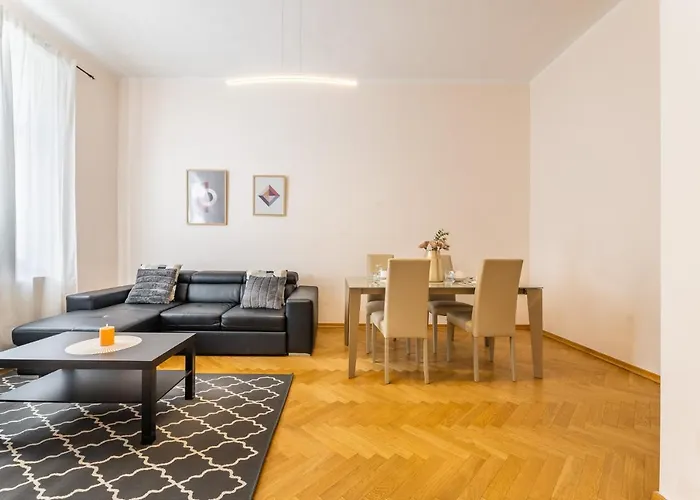 Big Bright Two-bedroom In Old Town Apartament