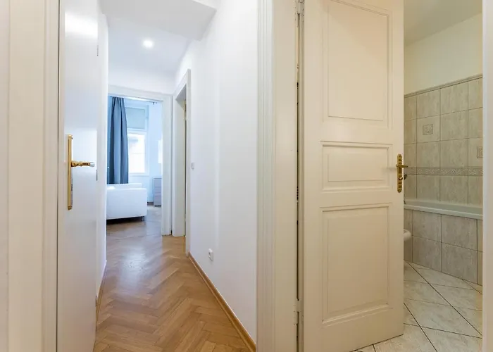 Big Bright Two-bedroom In Old Town *