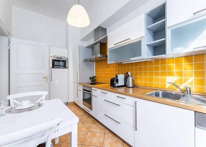 Big Bright Two-bedroom In Old Town * Praga