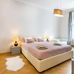 Appartement Big Bright Two-bedroom In Old Town