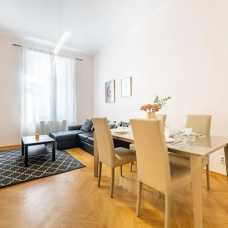 Big Bright Two-bedroom In Old Town Appartement